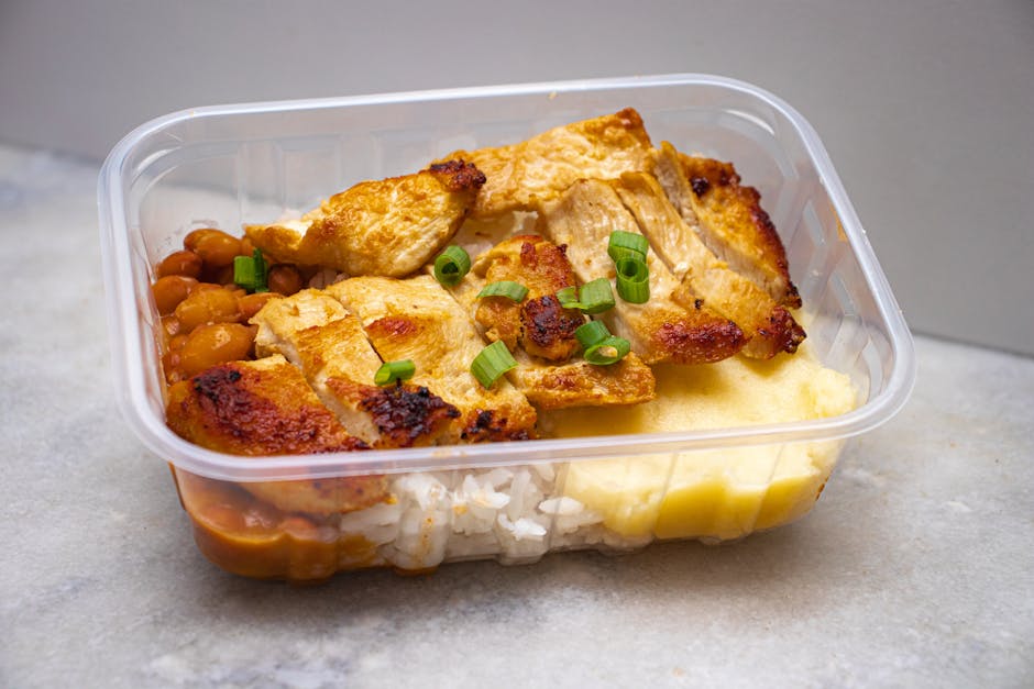 Gotov obrok s piletinom i povrćem u bento kutiji — meal prep dostava