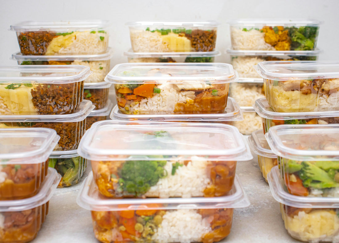 Složeni plastični spremnici s pripremljenim obrocima — meal prep za tjedan