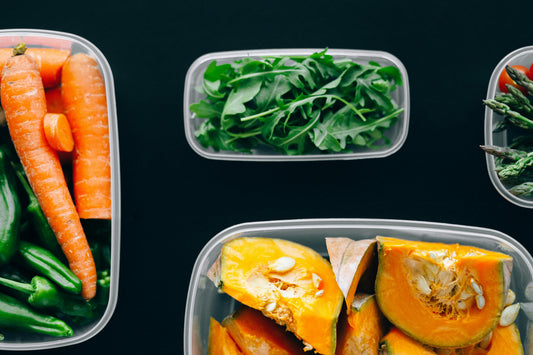 Svježi gotovi obroci u posudama za meal prep — PrepMe